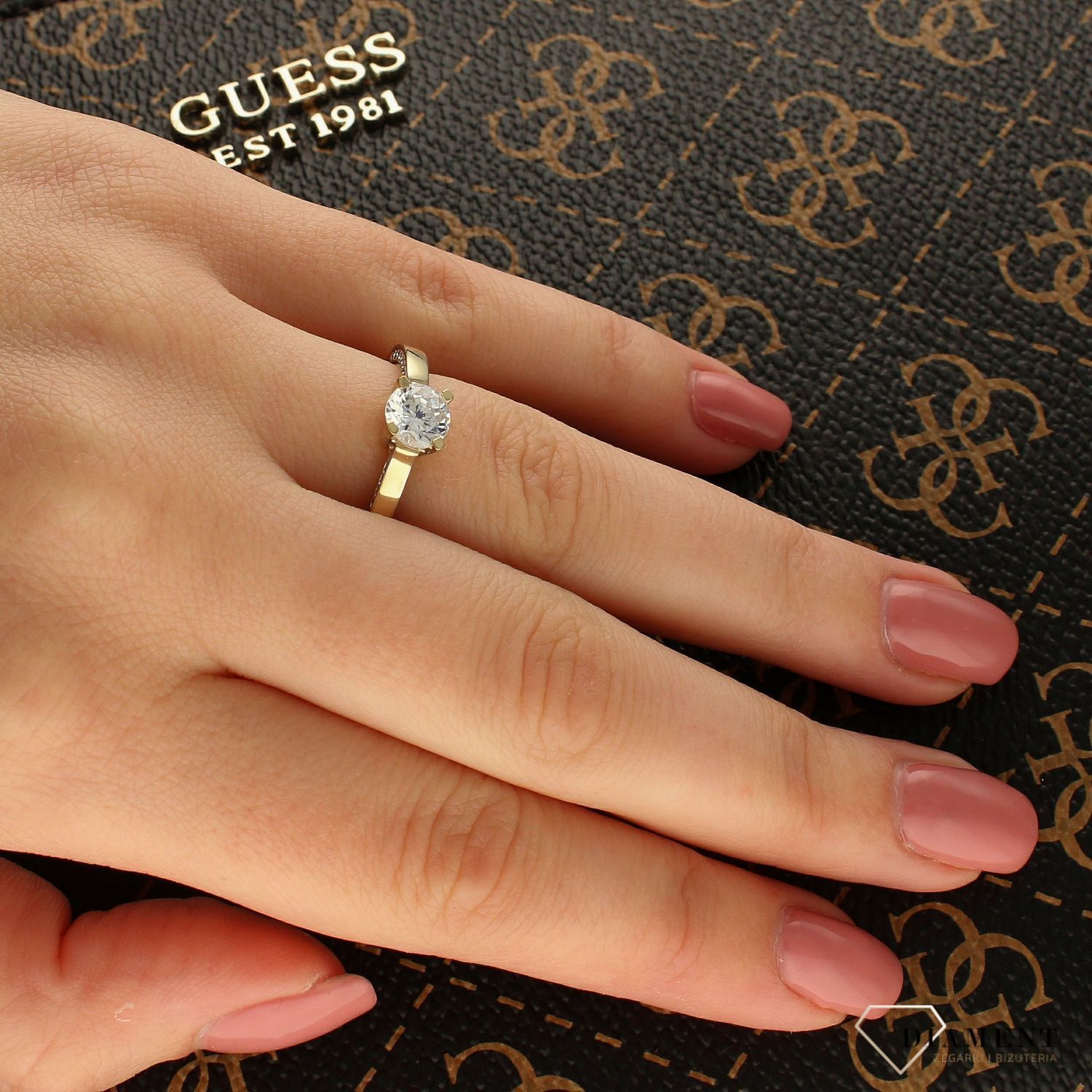 Złoty pierścionek zaręczynowy z cyrkonią 375  Szczęśliwy Moment  Elegancki pierścionek Diament.jpg